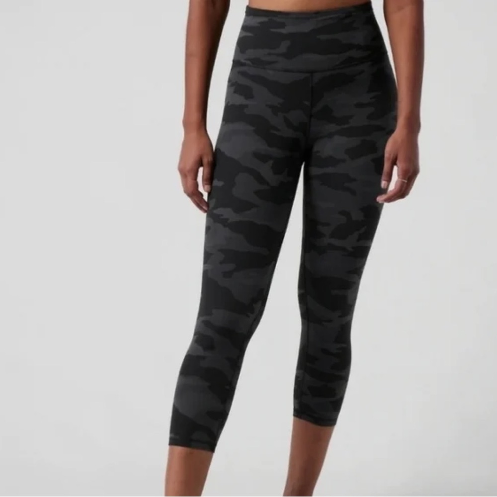 ATHLETA Elation Capri Gray Black Camouflage Capri Leggings Small